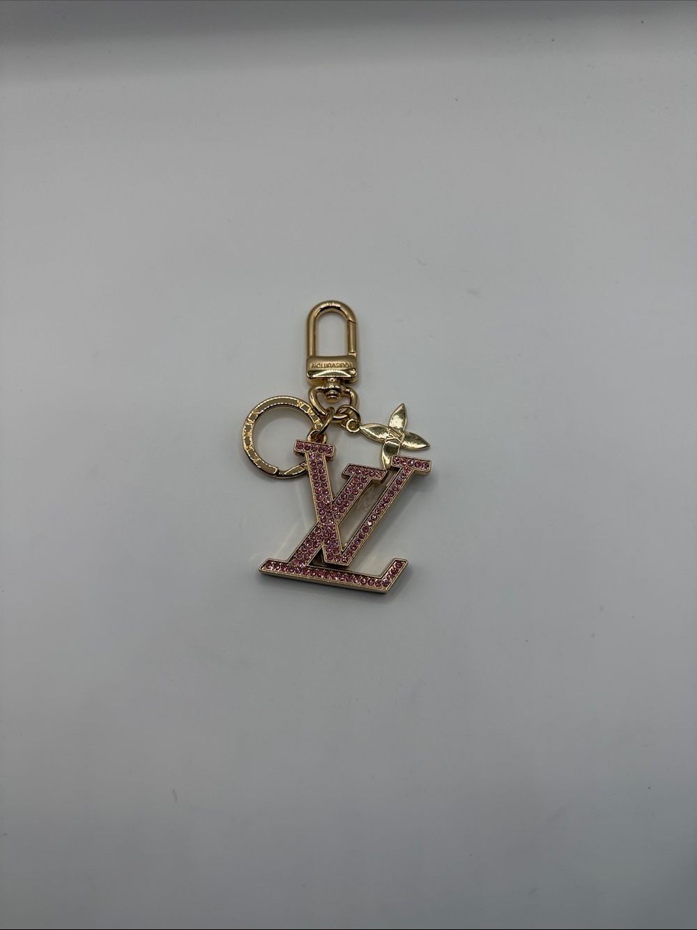 1475. Gold-Tone Key Charm with Pink Crystal Initial